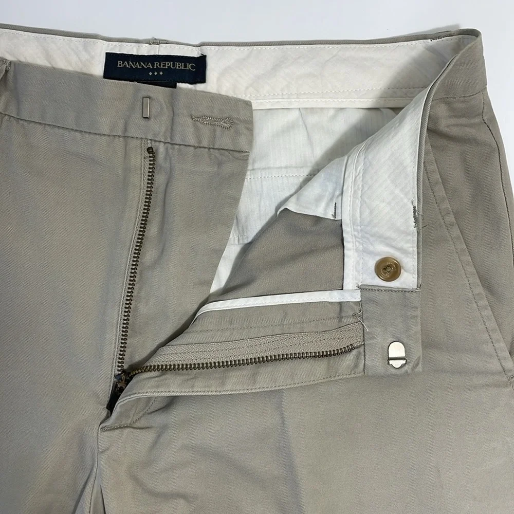 Banana Republic men’s Size 34 cotton flat‎ front khaki chino pants.